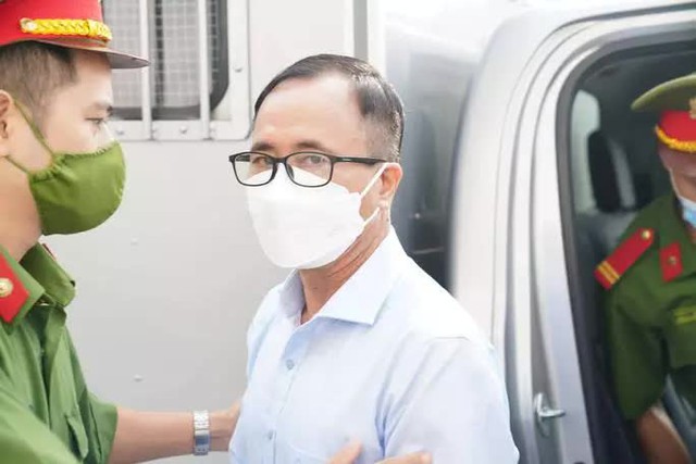 CLIP: Cựu bí thư Bình Dương Trần Văn Nam cùng các đồng phạm bị dẫn giải tới tòa - Ảnh 2.