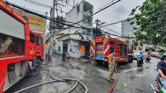TPHCM: Cháy nhà cao tầng trong khu dân cư, 3 nạn nhân mắc kẹt được giải cứu - Ảnh 1.