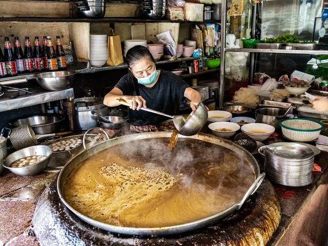 Ăn thử thịt hầm trong nồi nước dùng 50 năm chưa tắt bếp ở Thái Lan - Ảnh 1.