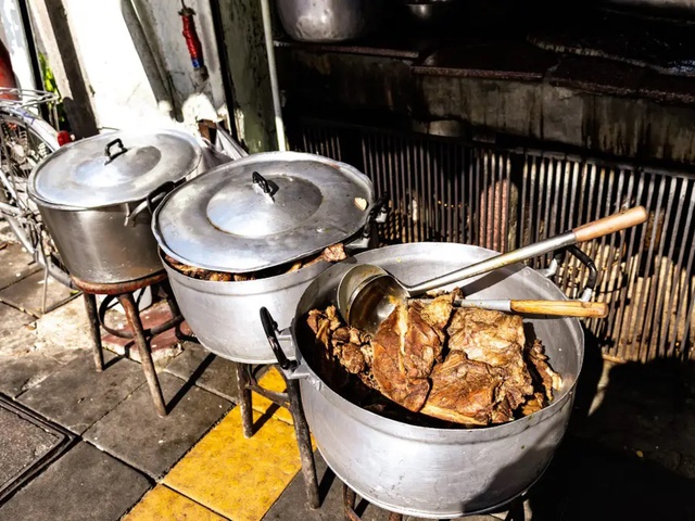 Ăn thử thịt hầm trong nồi nước dùng 50 năm chưa tắt bếp ở Thái Lan - Ảnh 3.