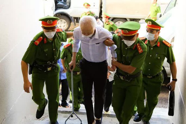 CLIP: Cựu bí thư Bình Dương Trần Văn Nam cùng các đồng phạm bị dẫn giải tới tòa - Ảnh 4.
