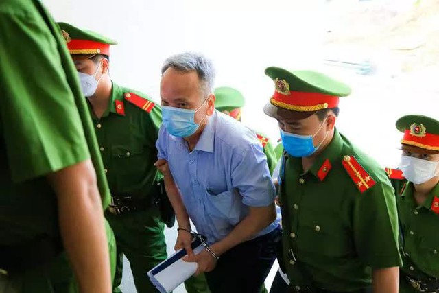 CLIP: Cựu bí thư Bình Dương Trần Văn Nam cùng các đồng phạm bị dẫn giải tới tòa - Ảnh 5.