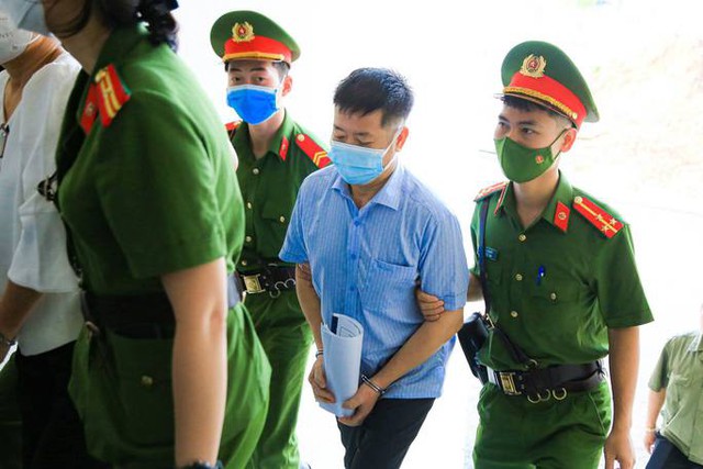 CLIP: Cựu bí thư Bình Dương Trần Văn Nam cùng các đồng phạm bị dẫn giải tới tòa - Ảnh 8.