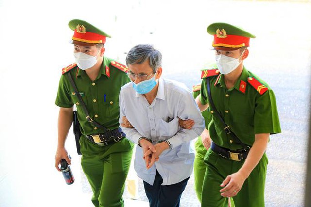 CLIP: Cựu bí thư Bình Dương Trần Văn Nam cùng các đồng phạm bị dẫn giải tới tòa - Ảnh 9.