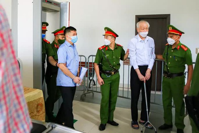 CLIP: Cựu bí thư Bình Dương Trần Văn Nam cùng các đồng phạm bị dẫn giải tới tòa - Ảnh 10.