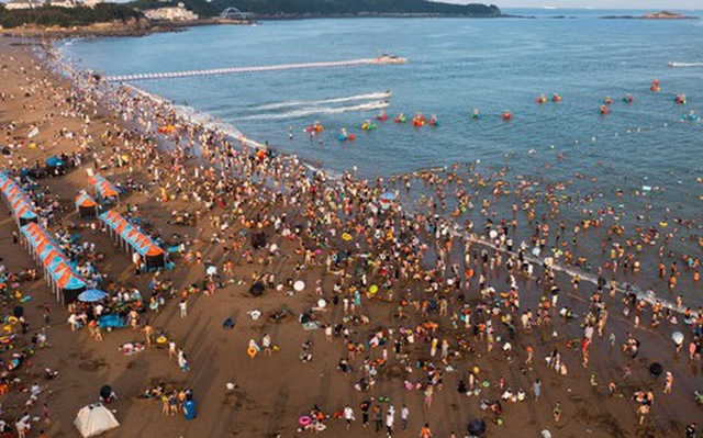 Du khách đổ đến bãi biển ở thành phố Chu Sơn, tỉnh Chiết Giang, miền đông Trung Quốc giữa cái nóng vào ngày 2-8 - Ảnh: TÂN HOA XÃ