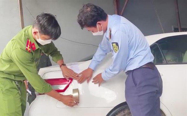 Tổ công tác liên ngành chống buôn lậu tỉnh An Giang tiến hành niêm phong tạm giữ chiếc xe ô tô nhãn hiệu Camry biển kiểm soát nước ngoài, nghi vấn nhập lậu. Ảnh: TTXVN phát