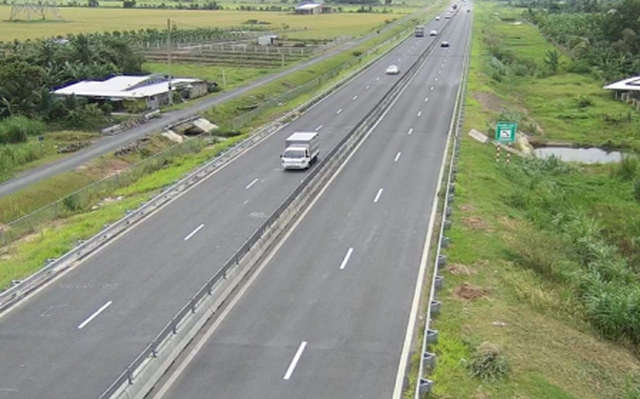Phương tiện lưu thông trên cao tốc Trung Lương - Mỹ Thuận giảm gần một nửa kể từ khi thu phí. Ảnh TX