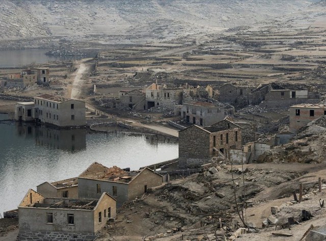 Tây Ban Nha: Sự trở lại của ngôi làng ma sau 30 năm chìm sâu dưới lòng hồ - Ảnh 1.
