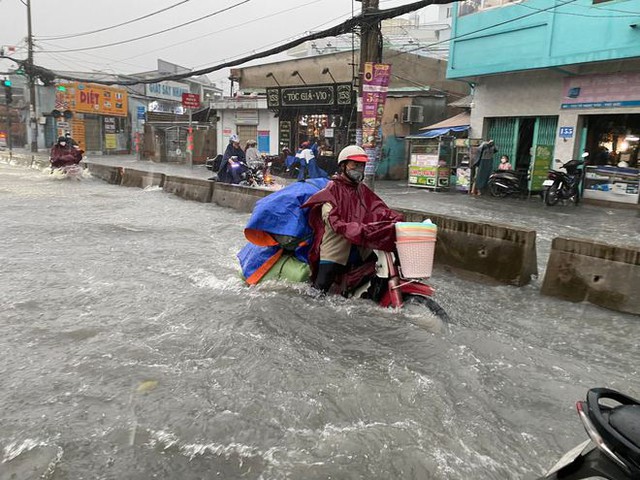  TP.HCM: Mưa lớn kéo dài suốt nhiều giờ gây ngập lụt nghiêm trọng tại các tuyến đường - Ảnh 5.