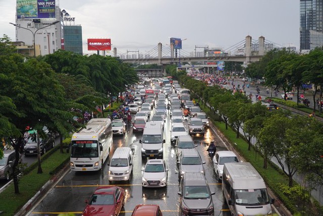 Đề xuất thu phí ô tô vào trung tâm TPHCM: Băn khoăn, lo ngại - Ảnh 2.