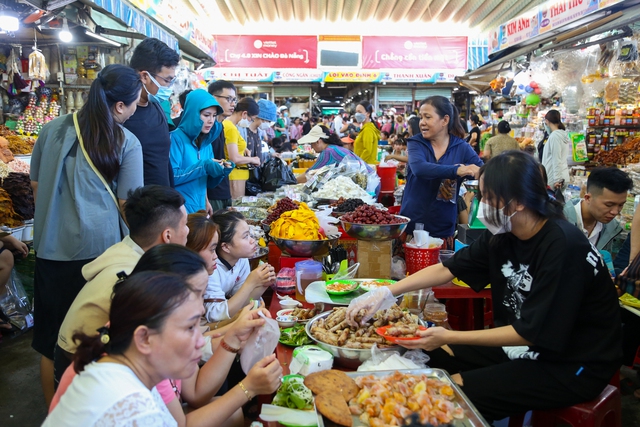 Thiên đường ẩm thực Đà Nẵng ‘nêm chặt người trong mùa cao điểm du lịch - Ảnh 2.