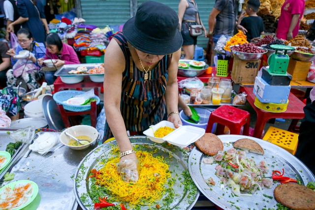 Thiên đường ẩm thực Đà Nẵng ‘nêm chặt người trong mùa cao điểm du lịch - Ảnh 4.