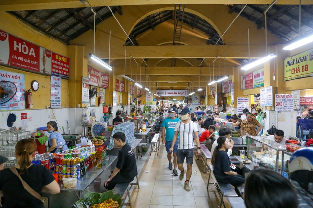 Thiên đường ẩm thực Đà Nẵng ‘nêm chặt người trong mùa cao điểm du lịch - Ảnh 8.