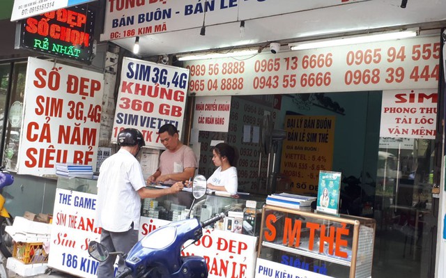Một điểm bán SIM thẻ trên phố Kim Mã.