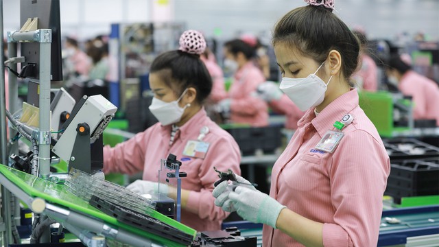 Việt Nam đang nổi lên với vai trò như một trung tâm sản xuất điện thoại toàn cầu - Ảnh 1.