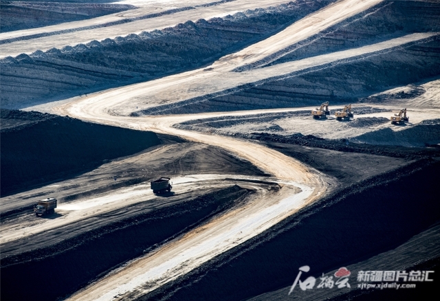 Tuyến đường sắt giúp vận chuyển than từ mỏ lớn nhất thế giới ở Trung Quốc - Ảnh 2.