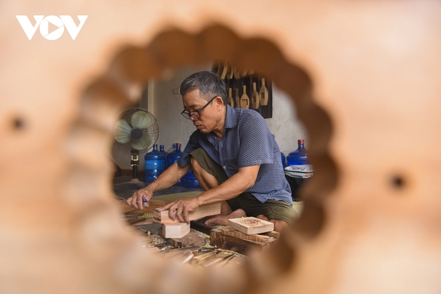 Nghệ nhân làm khuôn bánh Trung thu bằng gỗ cuối cùng ở Hà Nội - Ảnh 1.