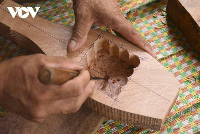 Nghệ nhân làm khuôn bánh Trung thu bằng gỗ cuối cùng ở Hà Nội - Ảnh 14.