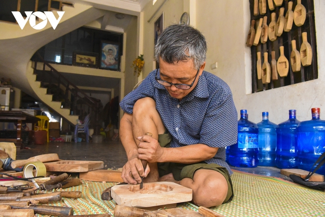 Nghệ nhân làm khuôn bánh Trung thu bằng gỗ cuối cùng ở Hà Nội - Ảnh 15.