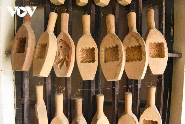Nghệ nhân làm khuôn bánh Trung thu bằng gỗ cuối cùng ở Hà Nội - Ảnh 19.