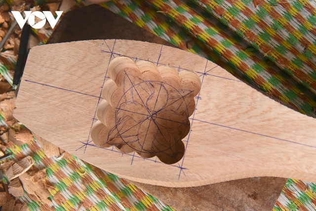 Nghệ nhân làm khuôn bánh Trung thu bằng gỗ cuối cùng ở Hà Nội - Ảnh 4.