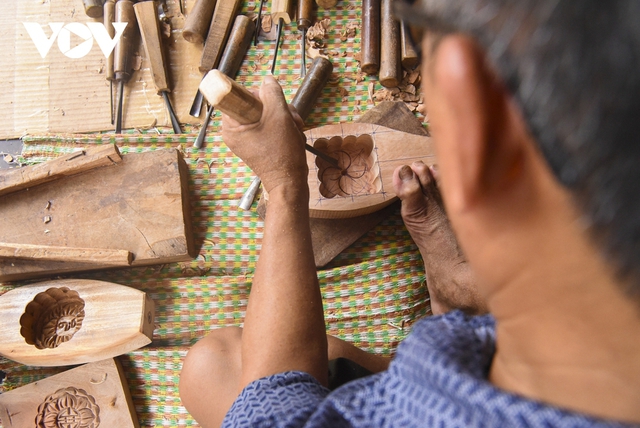 Nghệ nhân làm khuôn bánh Trung thu bằng gỗ cuối cùng ở Hà Nội - Ảnh 5.