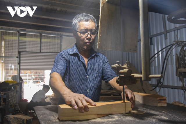 Nghệ nhân làm khuôn bánh Trung thu bằng gỗ cuối cùng ở Hà Nội - Ảnh 6.