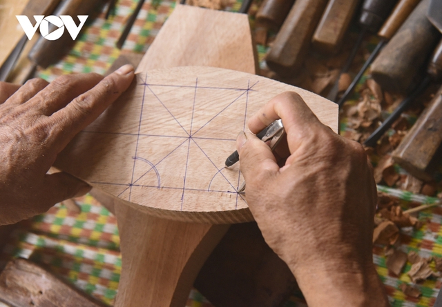 Nghệ nhân làm khuôn bánh Trung thu bằng gỗ cuối cùng ở Hà Nội - Ảnh 8.