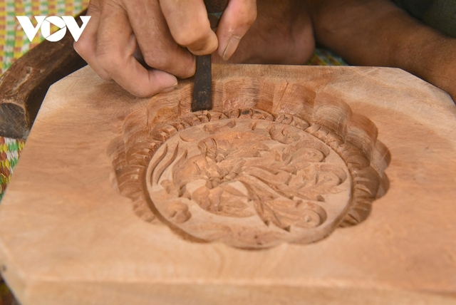 Nghệ nhân làm khuôn bánh Trung thu bằng gỗ cuối cùng ở Hà Nội - Ảnh 9.