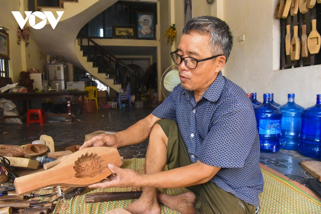 Nghệ nhân làm khuôn bánh Trung thu bằng gỗ cuối cùng ở Hà Nội - Ảnh 10.