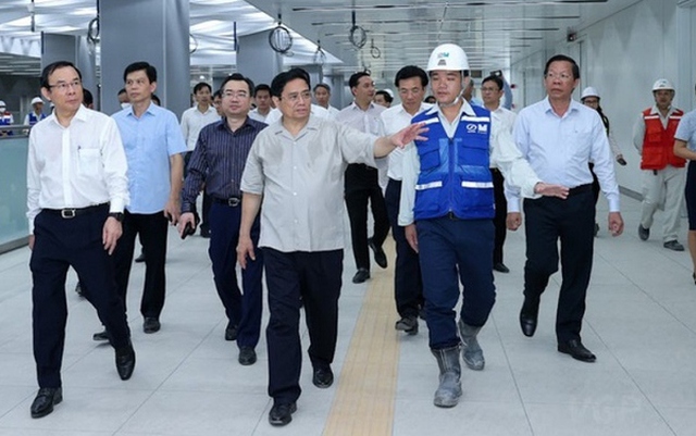 Thủ tướng khảo sát thực địa 2 dự án hạ tầng giao thông trọng điểm trên địa bàn TP HCM. Ảnh: Báo Chính Phủ.