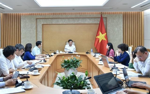 Phó thủ tướng Chính phủ Lê Minh Khái họp với các Ngân hàng Nhà nước và các bộ ngành về việc triển khai gói hỗ trợ lãi suất 2%. Ảnh: VGP/Trần Mạnh.