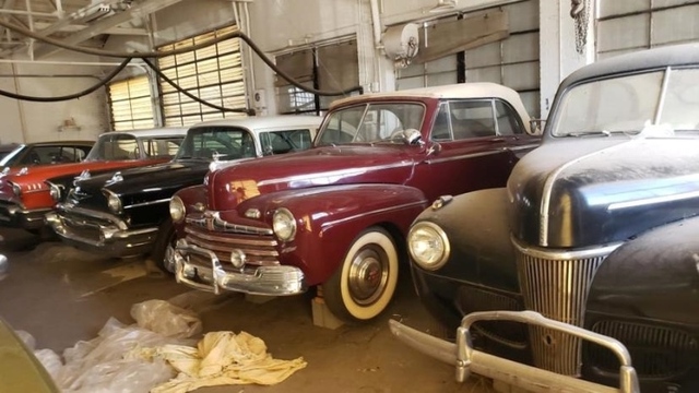 Cận cảnh bộ sưu tập xe cổ khổng lồ được cất giấu hơn 30 năm - Ảnh 2.