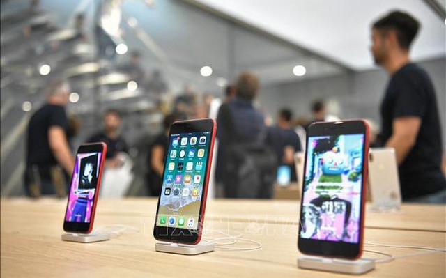 Điện thoại iPhone của Apple được bày bán tại một cửa hàng ở Milan, Italy. Ảnh: AFP/TTXVN