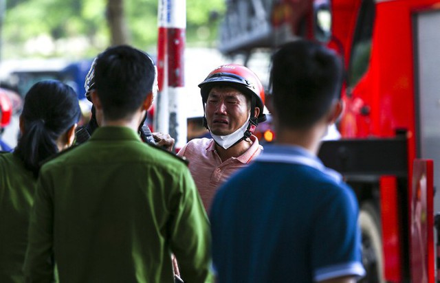 Toàn cảnh vụ cháy quán karaoke ở Hà Nội: Lửa bùng hàng giờ, nhiều gương mặt thất thần khi chứng kiến 3 đồng đội anh dũng hy sinh - Ảnh 15.