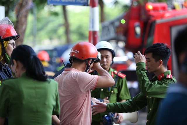 Toàn cảnh vụ cháy quán karaoke ở Hà Nội: Lửa bùng hàng giờ, nhiều gương mặt thất thần khi chứng kiến 3 đồng đội anh dũng hy sinh - Ảnh 16.