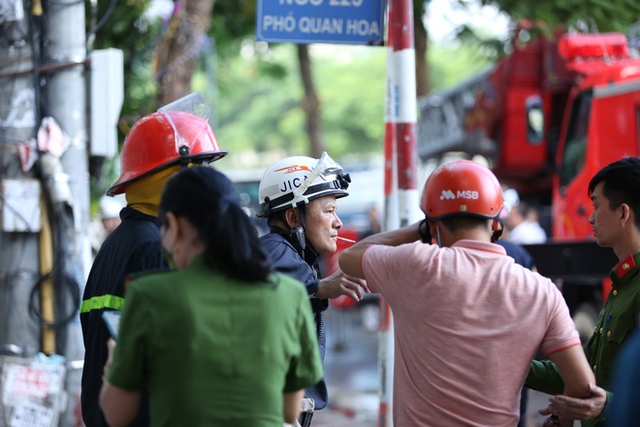 Toàn cảnh vụ cháy quán karaoke ở Hà Nội: Lửa bùng hàng giờ, nhiều gương mặt thất thần khi chứng kiến 3 đồng đội anh dũng hy sinh - Ảnh 17.