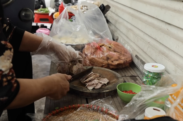 Loạt biểu cảm đổ đứ đừ của khách nước ngoài khi thử món Việt Nam: Người thích đến nhún nhảy, người phải xin thêm để ăn - Ảnh 8.