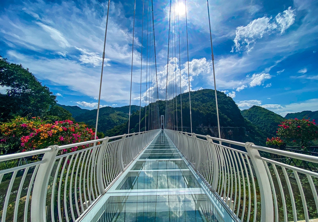 A high-speed train-shaped hotel appeared in Vietnam, located right near the world's longest pedestrian glass bridge - Photo 6.