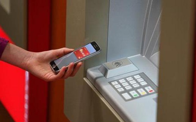 Dịch vụ ngân hàng trên điện thoại thông minh đang dần thay thế việc rút tiền ATM