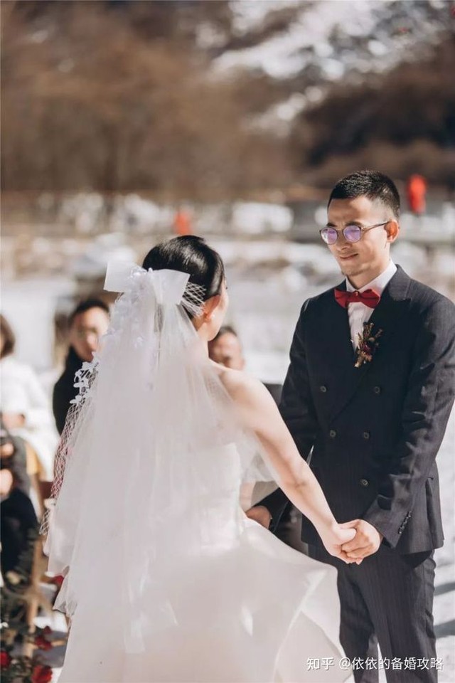 Tổ chức đám cưới với 31 khách trên núi tuyết - Ảnh 14.
