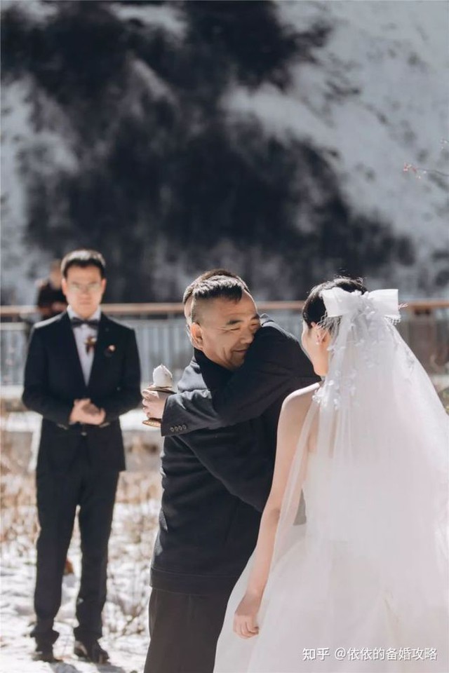 Tổ chức đám cưới với 31 khách trên núi tuyết - Ảnh 18.