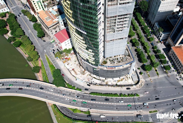 Tòa nhà chọc trời ‘làm xấu bộ mặt TP.HCM hơn 10 năm có chủ mới, đổi tên thành IFC One Saigon - Ảnh 5.