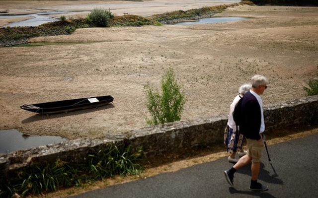 Dòng sông Loire ở Loireauxence, Pháp, khô cạn do hạn hán kỷ lục ngày 16-8 - Ảnh: REUTERS