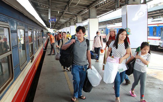 Hành khách chuẩn bị lên tàu tại ga Sài Gòn. (Ảnh: NLĐ)
