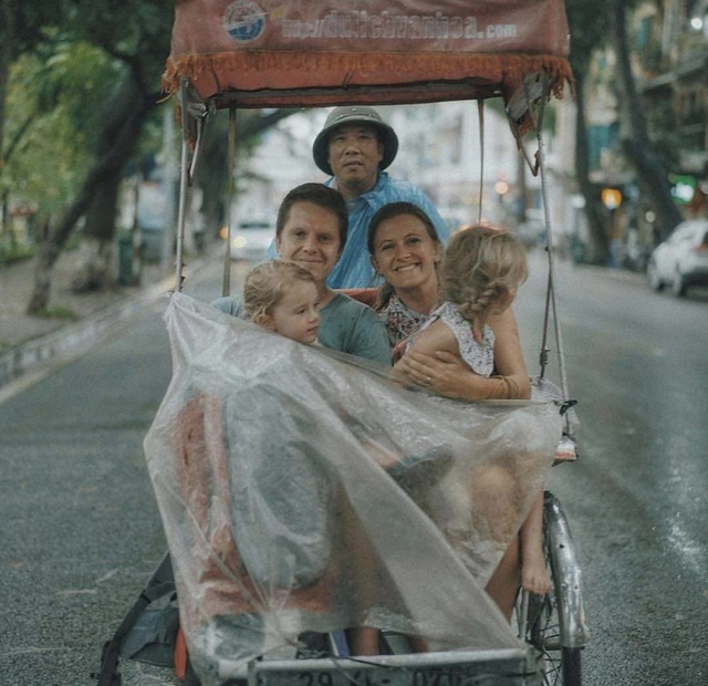 Things that are familiar to Vietnamese people but are great travel experiences of Western guests - Photo 2.