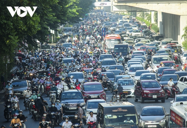 Giao thông trên đường Nguyễn Trãi hỗn loạn vào giờ cao điểm - Ảnh 1.