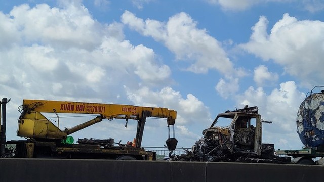Xe bồn bốc cháy, giao thông qua cầu Phú Mỹ ùn ứ vào sáng đầu tuần - Ảnh 2.
