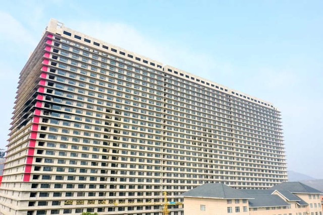 Lạ lùng khách sạn lợn cao hàng chục tầng ở Trung Quốc - Ảnh 1.
